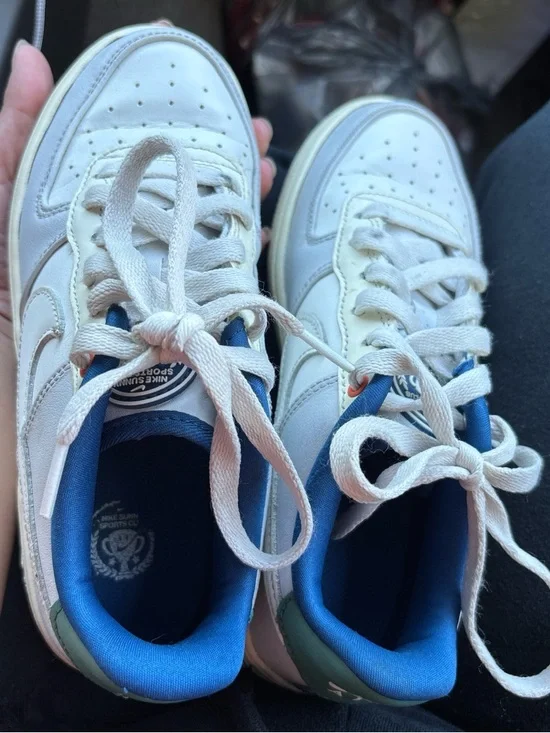 Nike Kids White Sneakers with Blue Lining - Picture 1 of 2